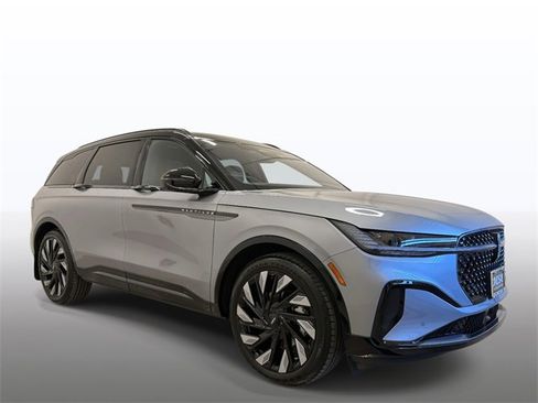 Used 2025 Lincoln Nautilus Reserve image 9