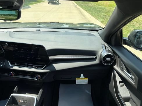 New 2026 Chevrolet Equinox LT w/ Convenience Package II FWD image 39