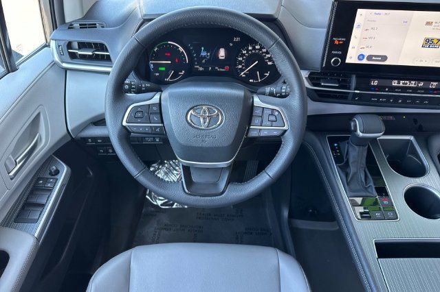 Certified 2026 Toyota Sienna XLE FWD image 18