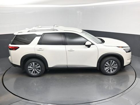 Used 2024 Nissan Pathfinder SL AWD/4WD image 13
