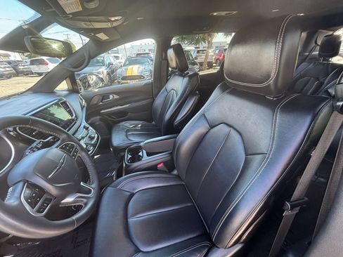 Used 2025 Chrysler Pacifica Select FWD image 28