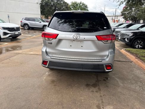 Used 2018 Toyota Highlander Limited FWD image 6