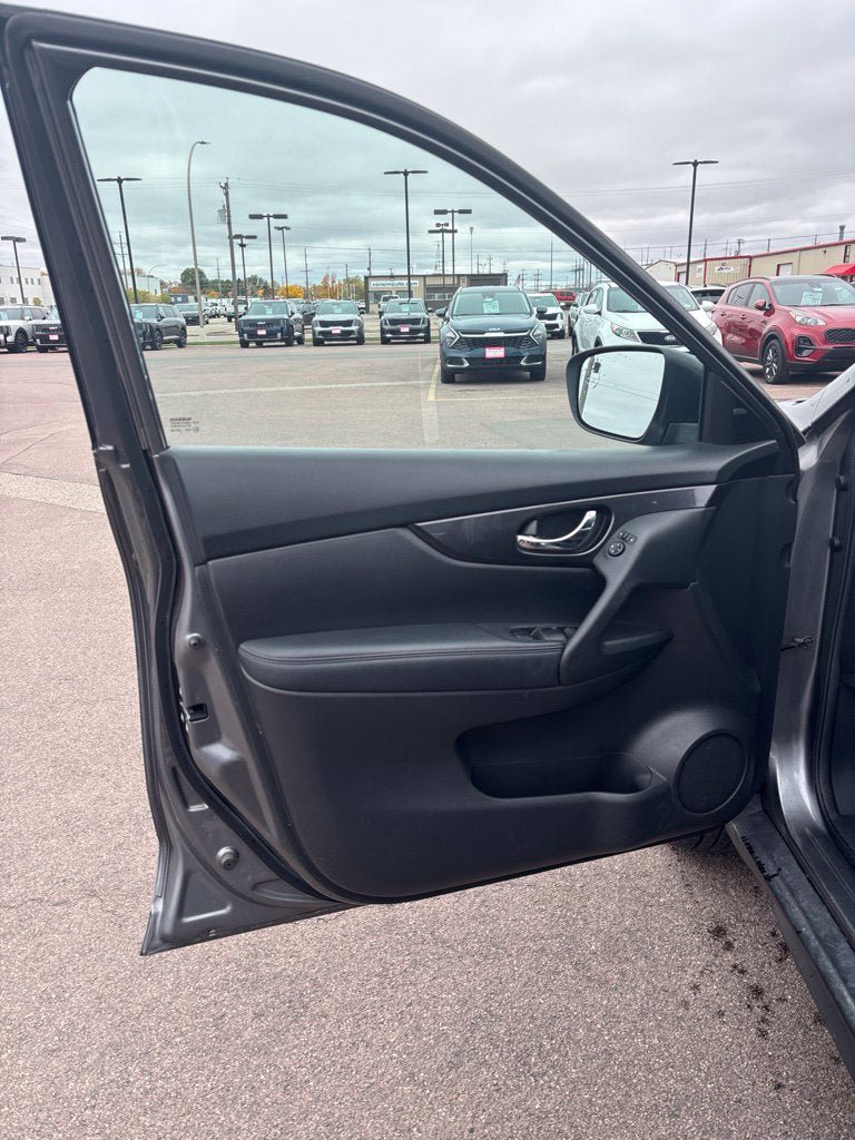 Used 2017 Nissan Rogue SV AWD/4WD image 9