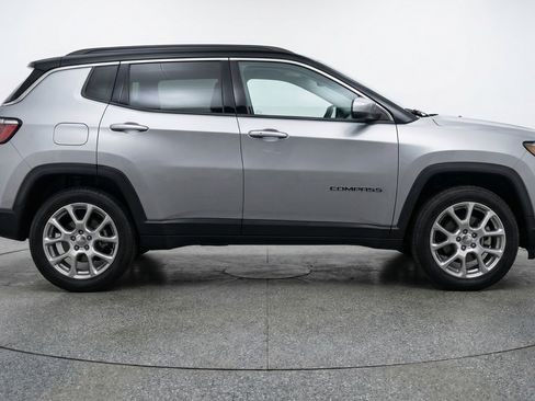 Used 2025 Jeep Compass Limited image 11