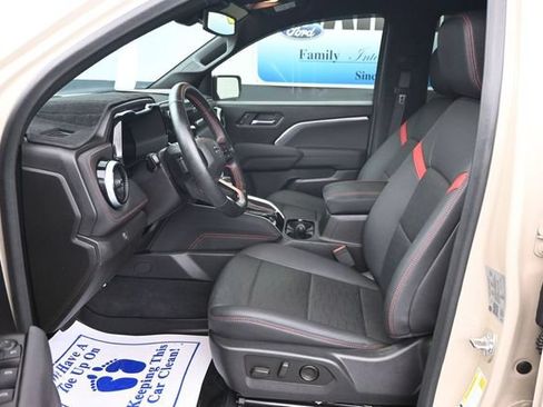 Used 2024 Chevrolet Colorado Z71 w/ Z71 Convenience Package 2 AWD/4WD image 11