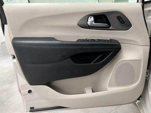 Used 2021 Chrysler Pacifica Touring-L FWD image 14