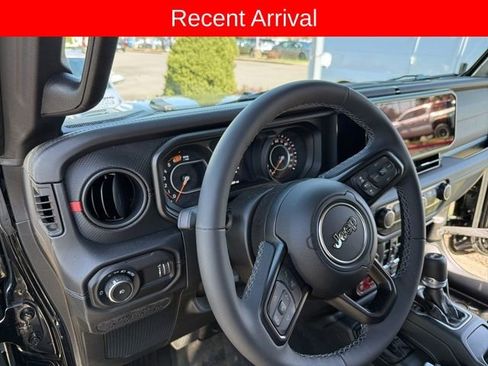 Used 2025 Jeep Wrangler Unlimited Rubicon image 2