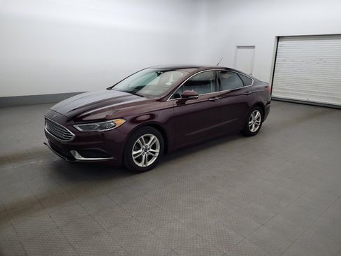 Used 2018 Ford Fusion SE w/ Fusion SE Technology Package FWD image 2