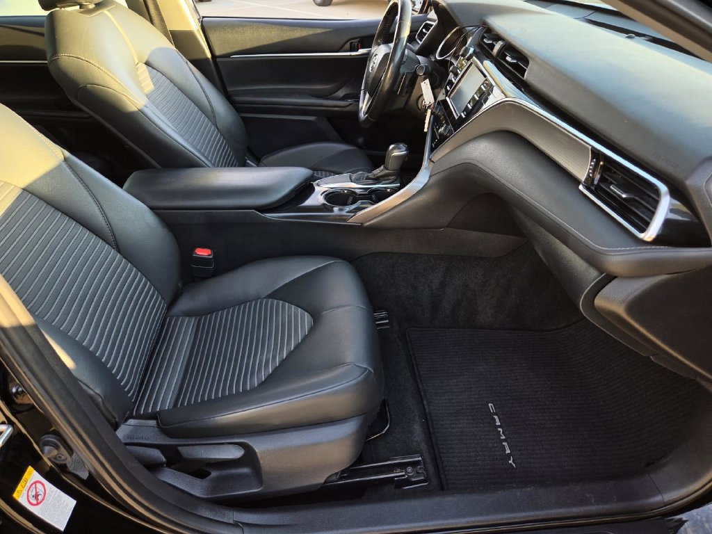 Used 2018 Toyota Camry SE w/ Moonroof Package FWD image 9