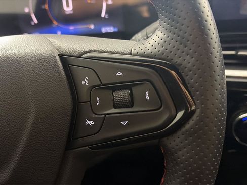 Used 2025 Chevrolet Trax RS FWD image 8