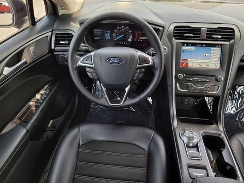 Used 2018 Ford Fusion SE w/ Equipment Group 201A FWD image 13