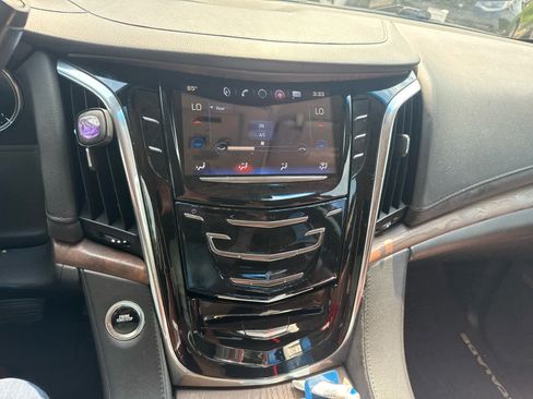 Used 2016 Cadillac Escalade Luxury AWD/4WD image 18