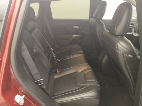 Used 2019 Jeep Cherokee Latitude Plus AWD/4WD image 19