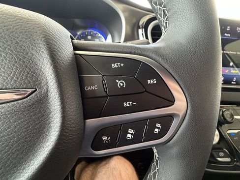 Used 2025 Chrysler Pacifica Select FWD image 13