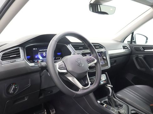 Used 2022 Volkswagen Tiguan SE w/ Panoramic Sunroof Package AWD/4WD image 15