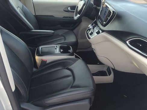 Used 2024 Chrysler Pacifica Touring-L FWD image 25