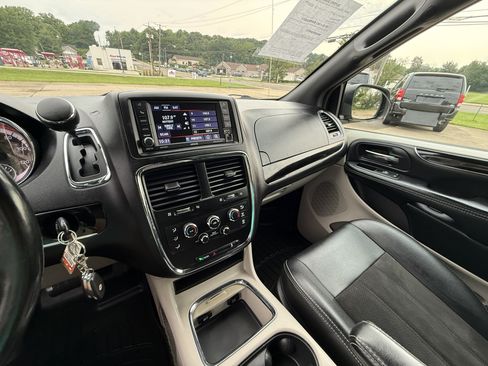 Used 2019 Dodge Grand Caravan SXT FWD image 17