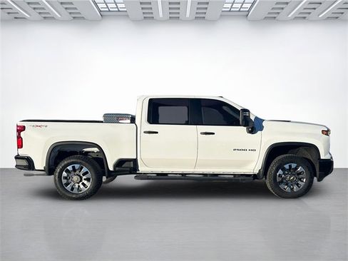 Used 2025 Chevrolet Silverado 2500 Custom w/ Custom Value Package image 3