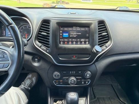 Used 2019 Jeep Cherokee Latitude Plus FWD image 10