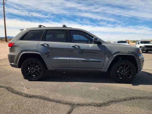 Used 2021 Jeep Grand Cherokee Laredo X AWD/4WD image 4
