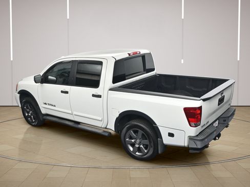 Used 2015 Nissan Titan SV w/ SV Value Truck Package RWD image 30