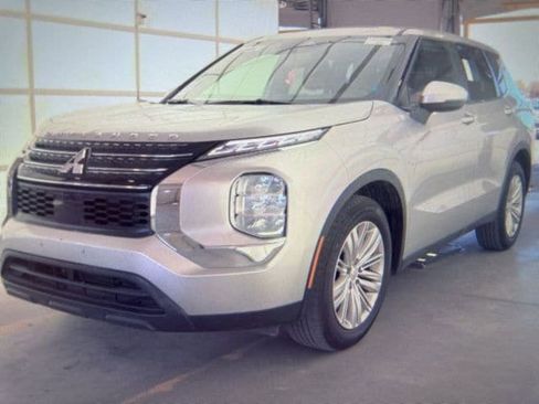 Used 2024 Mitsubishi Outlander ES image 3