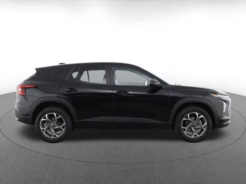 Used 2025 Chevrolet Trax LT w/ LT Convenience Package FWD image 10