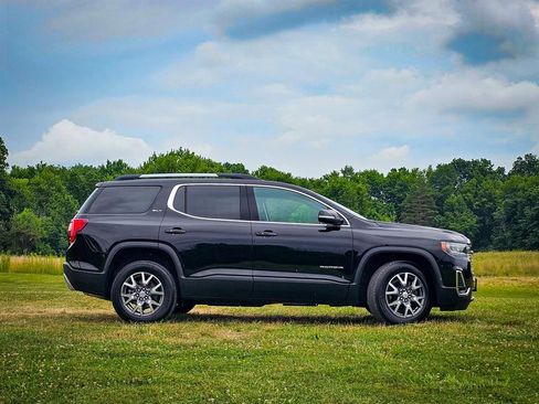 Certified 2023 GMC Acadia SLT w/ Preferred Package image 3