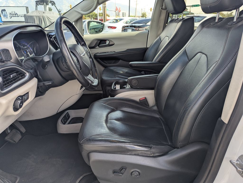 Used 2020 Chrysler Pacifica Touring-L w/ Advanced Safetytec Group FWD image 25
