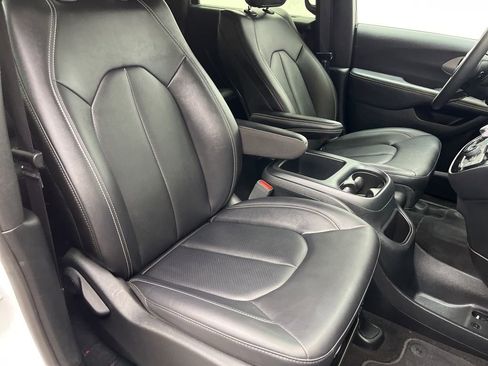 Used 2025 Chrysler Pacifica Select FWD image 24