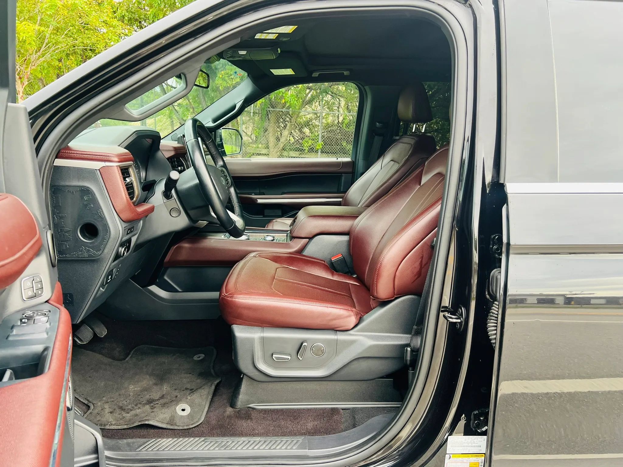 Used 2023 Ford Expedition Limited AWD/4WD image 10