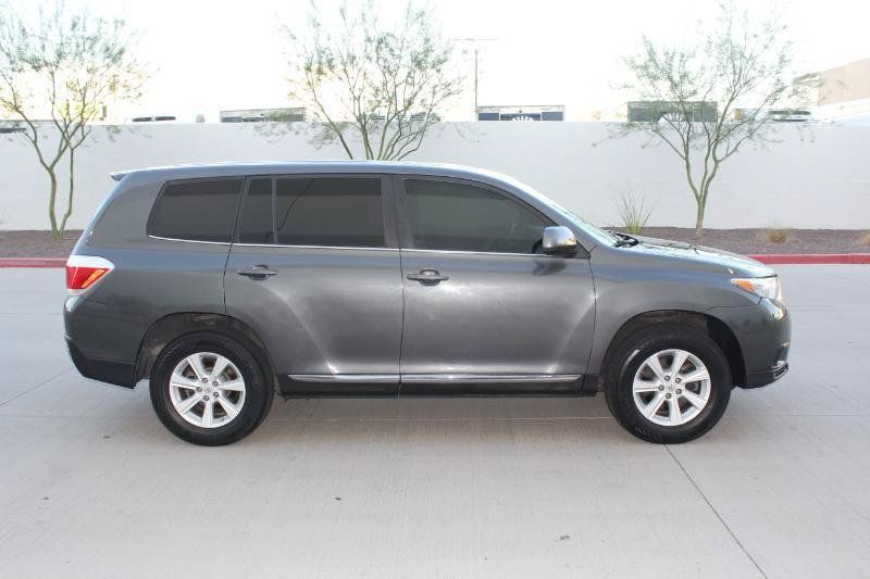 Used 2013 Toyota Highlander 4WD w/ Cold Weather Pkg image 4