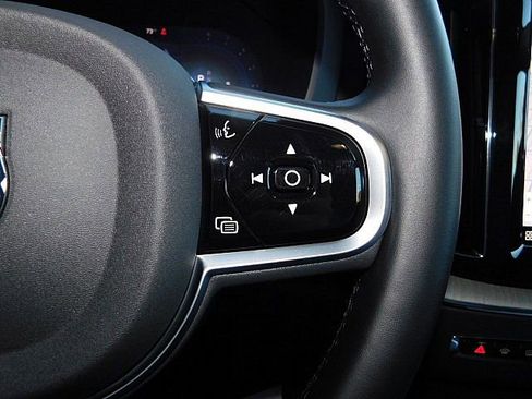 Certified 2025 Volvo XC60 B5 Plus image 30