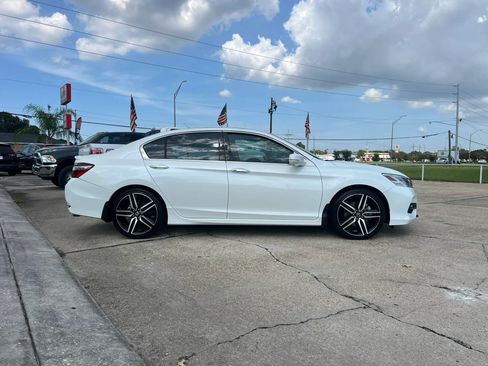 Used 2017 Honda Accord Touring image 2