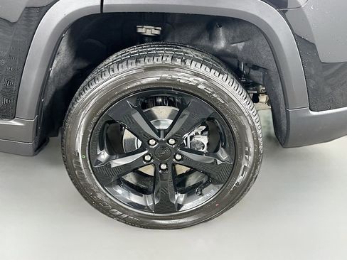 New 2025 Jeep Grand Cherokee Altitude image 17