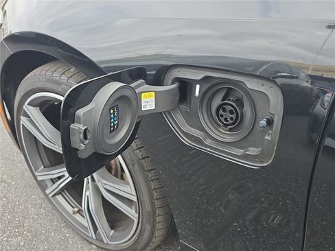 Certified 2023 BMW 330e w/ Driving Assistance Package image 9