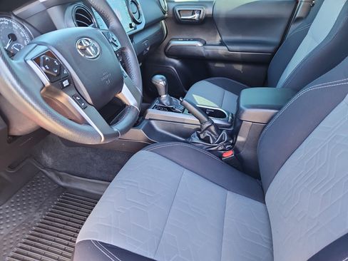 Used 2021 Toyota Tacoma TRD Off-Road w/ Technology Package image 7