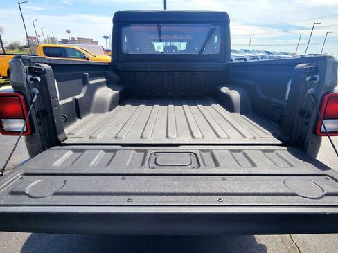 Used 2022 Jeep Gladiator Sport image 6
