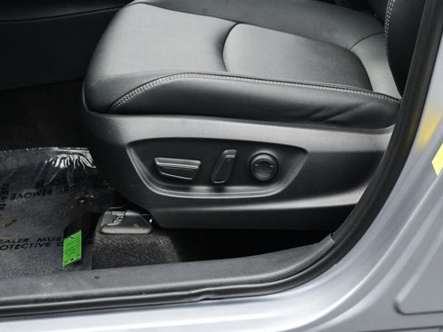 Used 2022 Toyota Corolla Cross XLE image 11