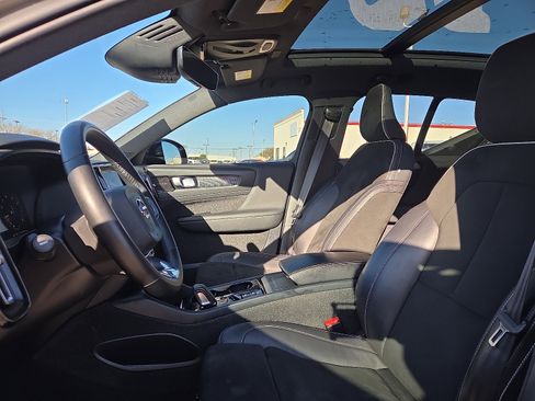 Used 2022 Volvo XC40 T5 R-Design w/ Climate Package image 12