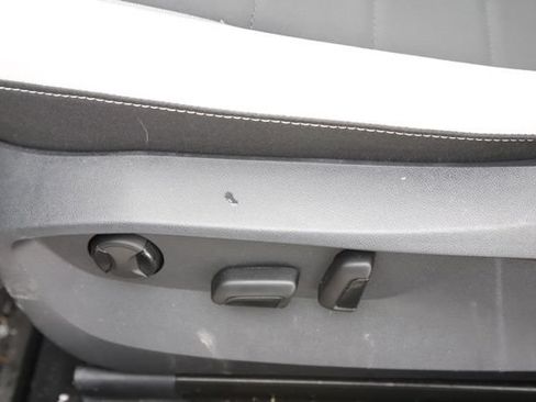 Used 2025 Volkswagen Taos SE w/ Black Wheel Package FWD image 15