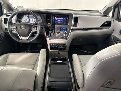 Used 2017 Toyota Sienna XLE image 25