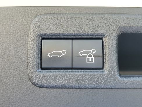 Certified 2022 Toyota Venza LE image 8