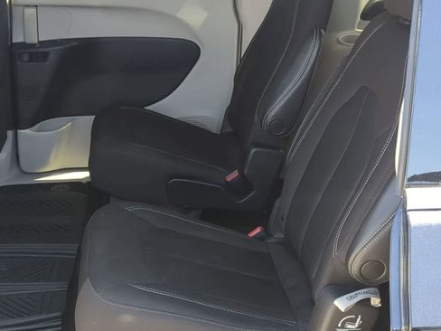 Used 2022 Chrysler Voyager LX FWD image 19