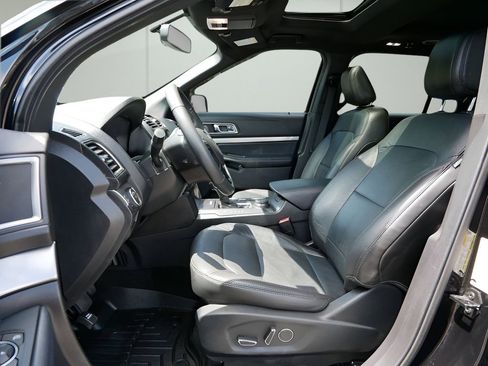 Used 2018 Ford Explorer XLT w/ Equipment Group 202A AWD/4WD image 8