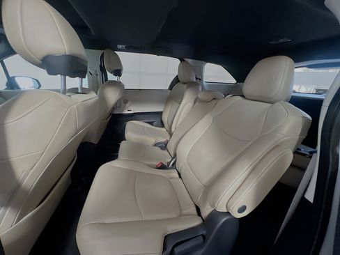Used 2023 Toyota Sienna XLE FWD image 28