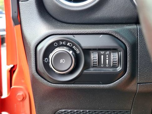Used 2020 Jeep Wrangler Unlimited Sahara AWD/4WD image 22