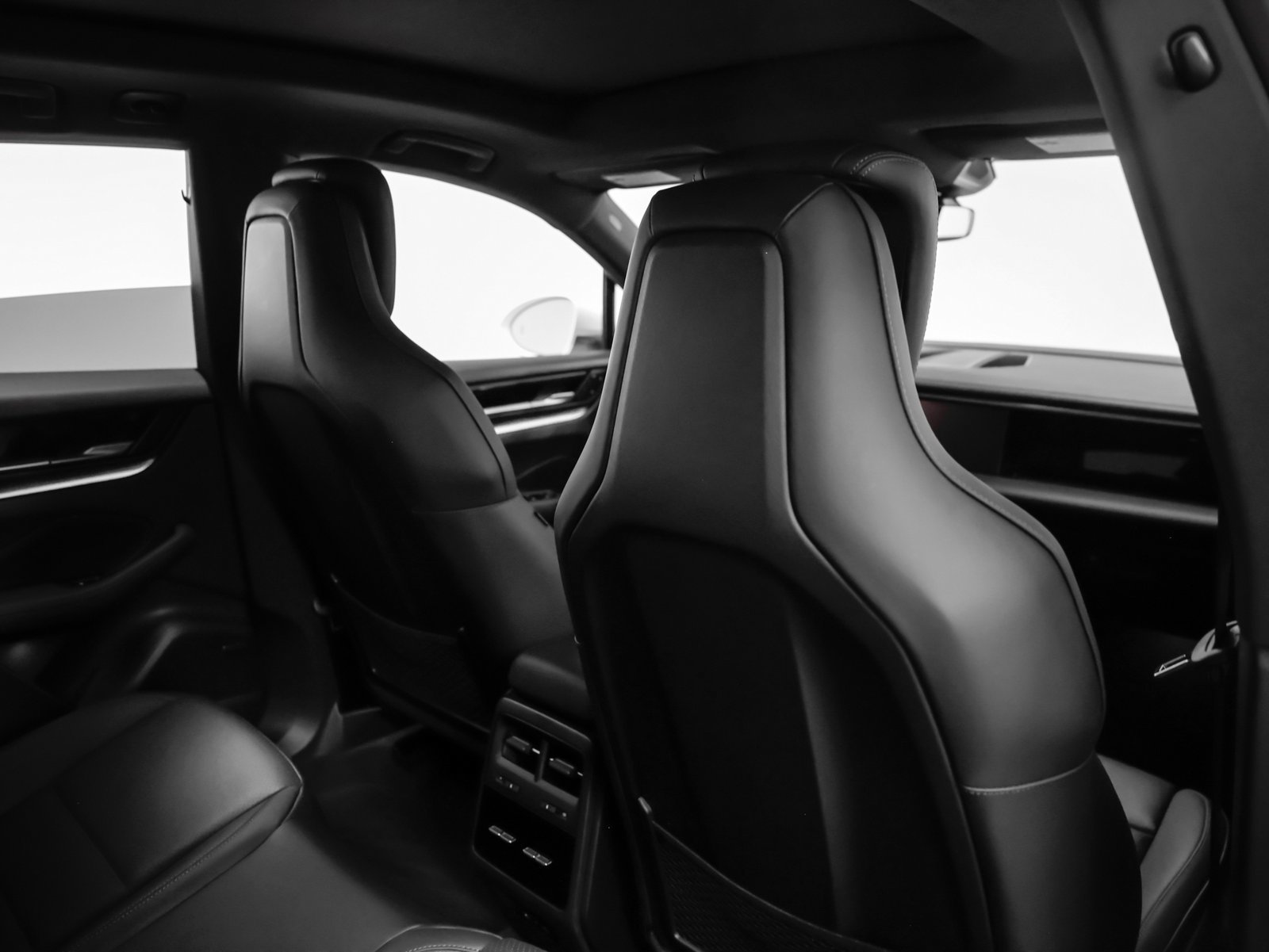 Certified 2025 Porsche Macan 4S Electric AWD/4WD image 23