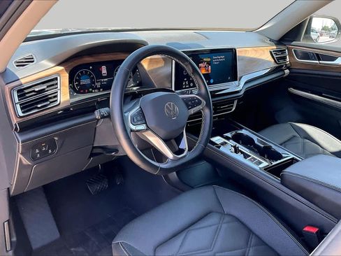 Used 2025 Volkswagen Atlas SE AWD/4WD image 17