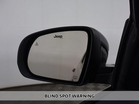 Used 2024 Jeep Compass Latitude w/ Sun and Sound Group AWD/4WD image 4